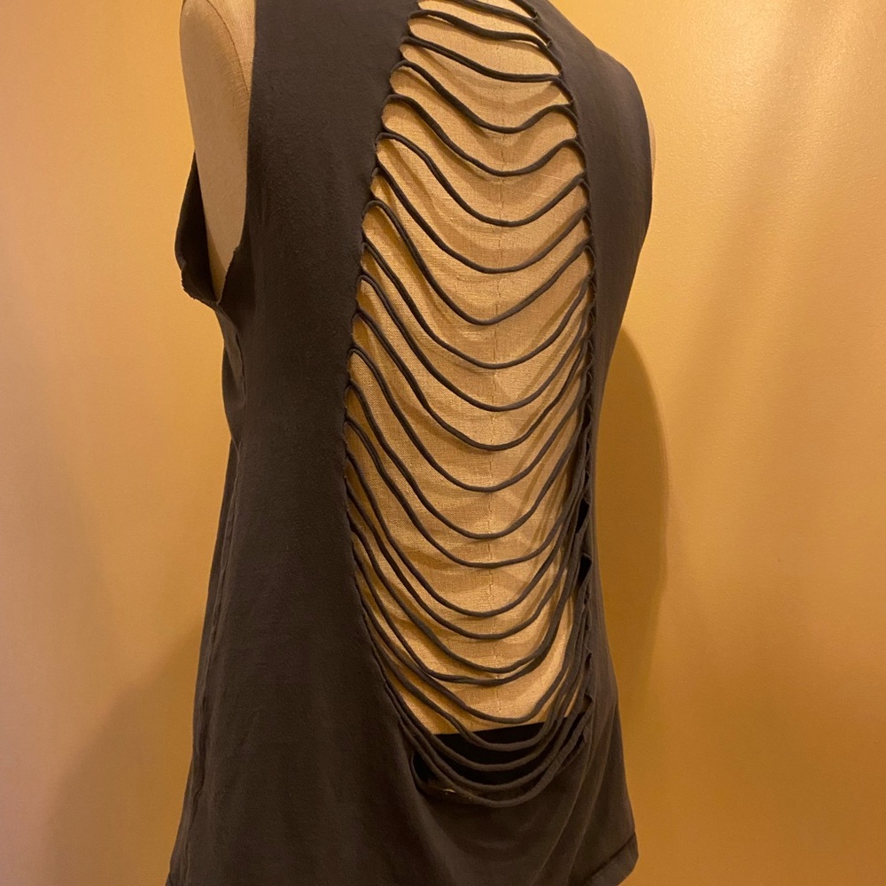 GraySleevelessTop Coral Snake and Floral Design Slit back Danger noodle T shirt